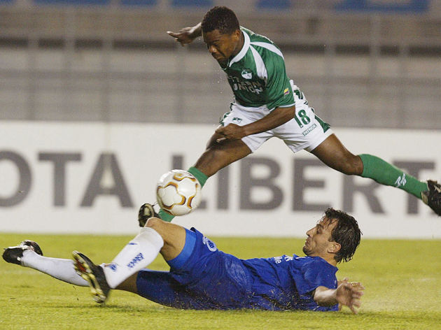 Edu Dracena (abajo) del equipo brasileno