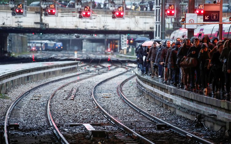 Passageiros andam em uma plataforma na estação de trem Gare Saint-Lazare, em Paris REUTERS/Christian Hartmann