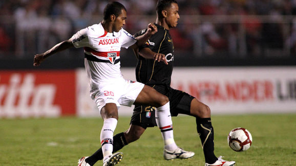 Once Caldas player Uribe (R) vies for th