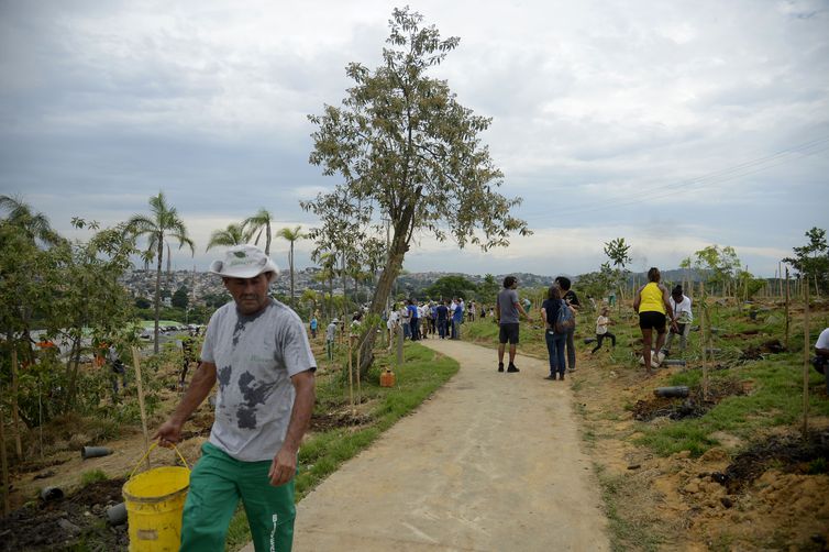  Atletas olímpicos, representantes de vários clubes, alunos da rede municipal de ensino, de projetos sociais e estudantes de universidades, além da comunidade do entorno; participam do plantio da Floresta dos Atletas, no Parque Radical de