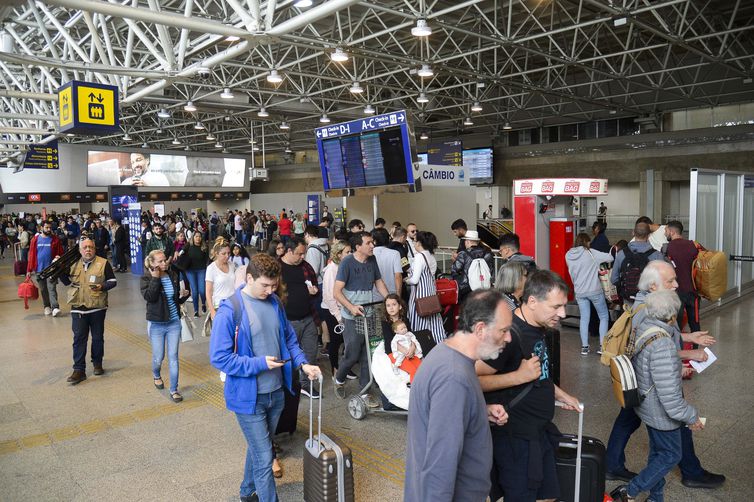 Rio de Janeiro - Aeroporto do Galeão apresenta fluxo intenso de passageiros no primeiro dia de transferências de voos do Santos Dumont. (Foto: Tomaz Silva/Agência Brasil)