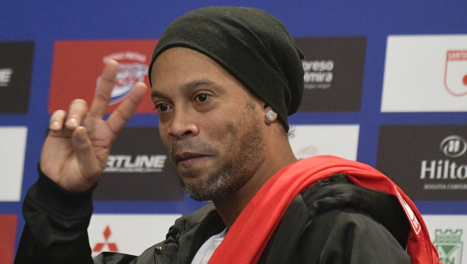 Ronaldinho diz que adoraria ver Neymar junto de Suárez e Messi no Barcelona - 1