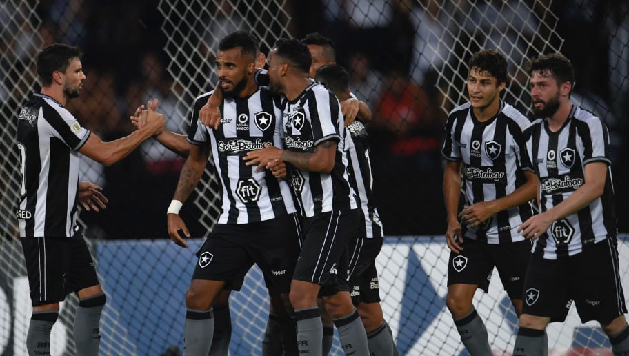 Vasco se movimenta no mercado e faz sondagem a meia do Botafogo; clube busca volante pedido por Abel - 1