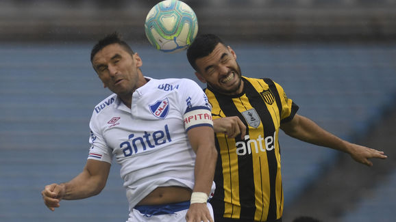 FBL-URUGUAY-NACIONAL-PENAROL