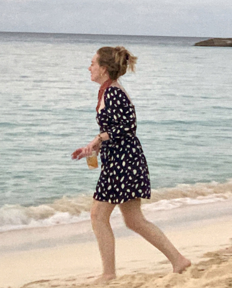 Adele aparece irreconhecível em novas fotos durante férias no Caribe - 11
