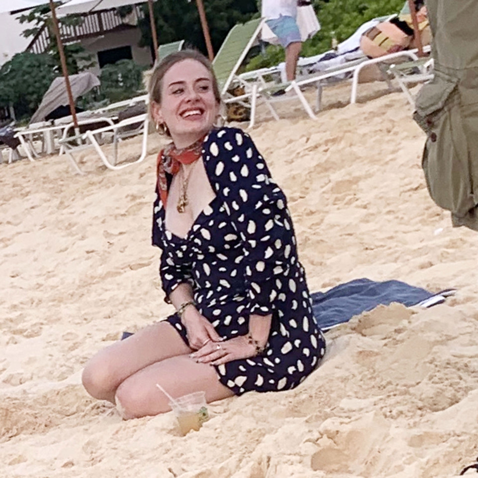 Adele aparece irreconhecível em novas fotos durante férias no Caribe - 13