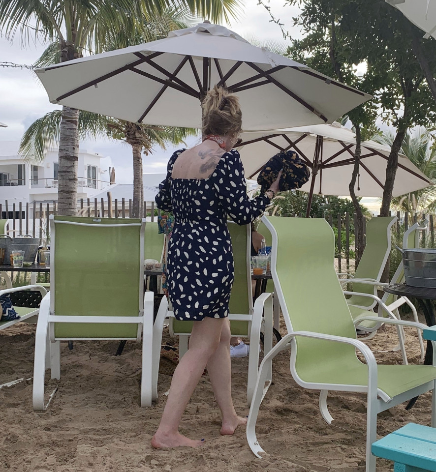 Adele aparece irreconhecível em novas fotos durante férias no Caribe - 3