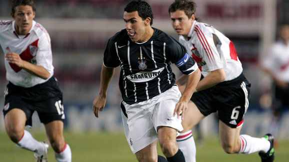 Carlos Tevez (C) of Corinthians drives t
