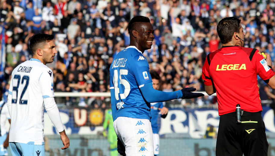 Balotelli é alvo de racismo novamente, e partida é interrompida na Itália - 1