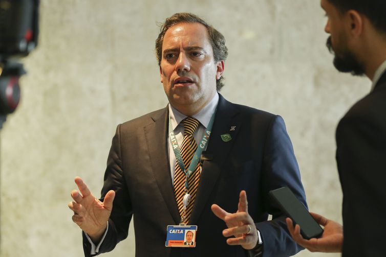 O presidente da Caixa Econômica Federal, Pedro Guimarães, fala à imprensa após cerimônia de lançamento do novo FGTS e liberação do PIS/PASEP, no Palácio do Planalto.