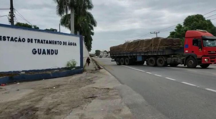 Caminhão com carvão chegando na ETA Guandu