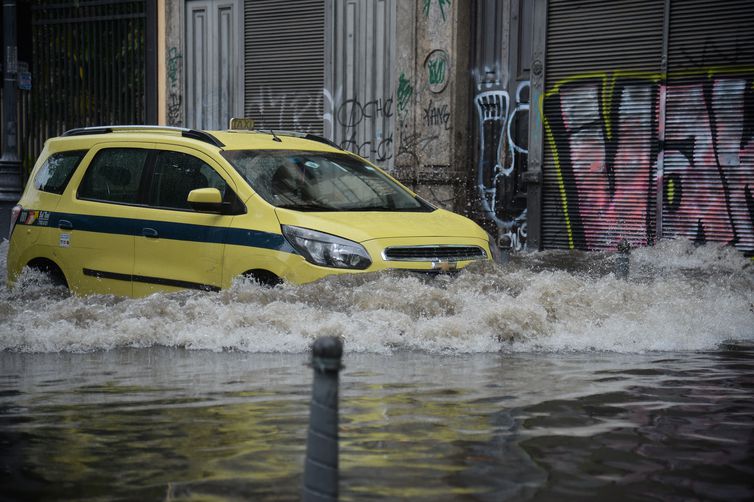  Fortes chuvas e ventos causam transtornos no centro do Rio de Janeiro. A cidade entrou em Estágio de Atenção às 11h50 devido à chuva. 