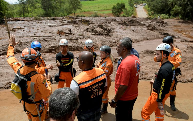 Rescue workers are seen after a dam, owned by Brazilian miner Vale SA, burst in Brumadinho, Brazil January 26, 2019. REUTERS/Washington Alves