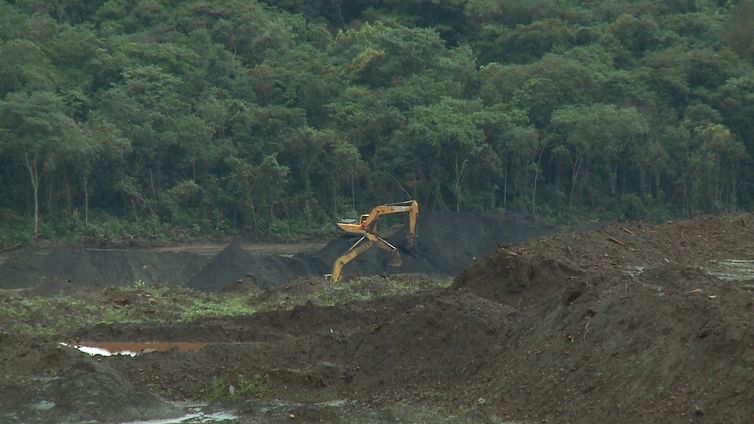 Buscas por desaparecidos após rompimento de barragem em Brumadinho continuam