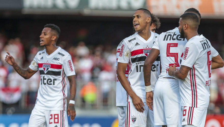 Diretoria do São Paulo analisa cenário e define futuro dos zagueiros Arboleda e Bruno Alves - 1