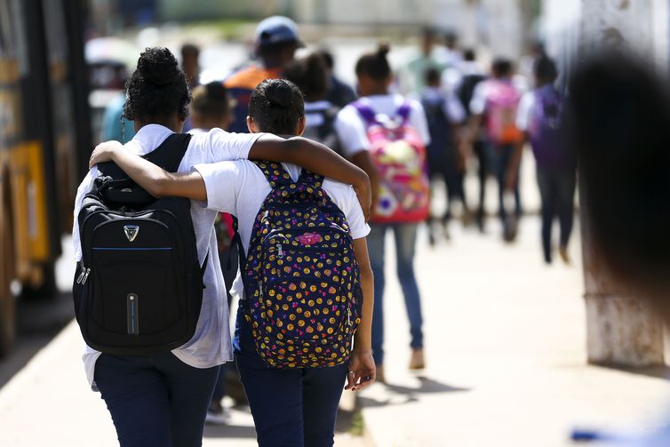 Alunos saindo de escola na Estrutural, no Distrito Federal