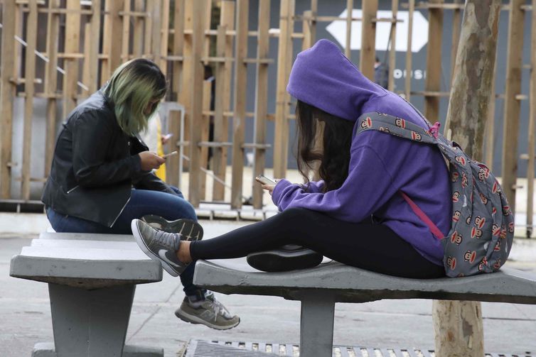  Uso contínuo de celular com a cabeça inclinada para baixo pode gerar problemas na cervical.