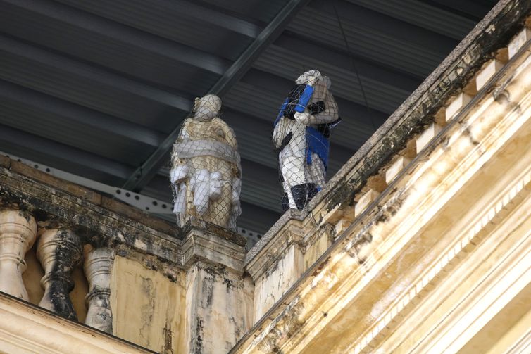  Esculturas de musas na fachada do prédio da sede do Museu Nacional, na Quinta da Boa Vista, zona norte da cidade