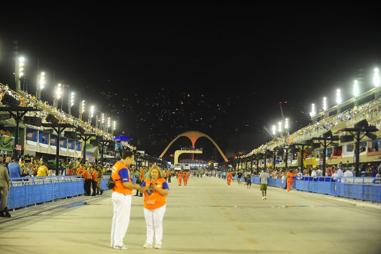 Sambódromo momentos antes de começar o segundo dia do desfile das Escolas de Samba Especiais (Tânia Rêgo/Agência Brasil)