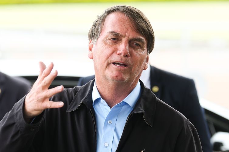 Presidente Jair Bolsonaro fala à imprensa ao chegar no Palácio da Alvorada 