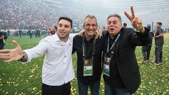 Torcida picha muros da Gávea, e Bap é alvo principal após demissão de Pelaipe - 2