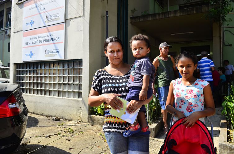 São Paulos - Regiane Vieira da Silva, 30 anos, no primeiro dia de vacinação de idosos, gestantes e crianças de 3 meses a 5 anos na Unidade Básica de Saúde Alto de Pinheiros, zona oeste (Rovena Rosa/Agência Brasil)