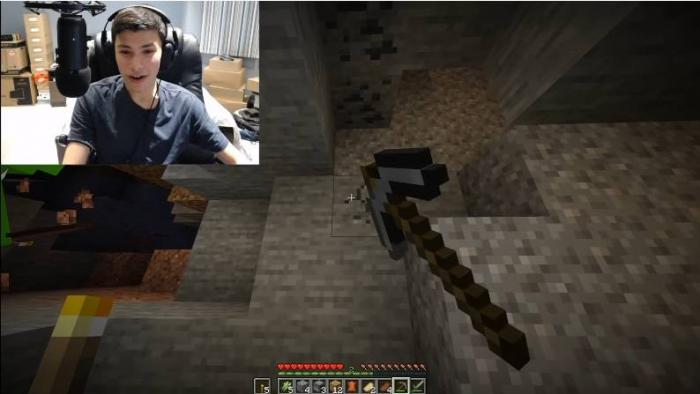 [Vídeo] Youtuber sofre choque elétrico sempre que perde um coração em Minecraft - 1