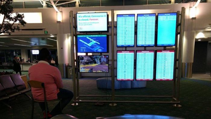Visionário? Homem instala PS4 em tela de aeroporto enquanto esperava voo - 1