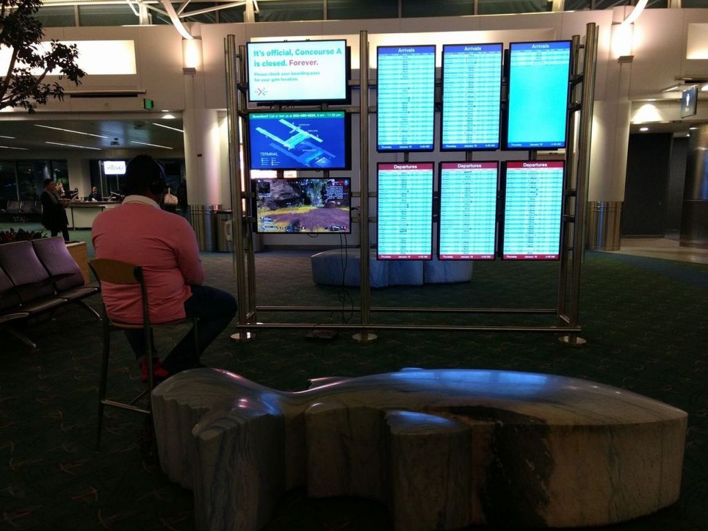 Visionário? Homem instala PS4 em tela de aeroporto enquanto esperava voo - 2