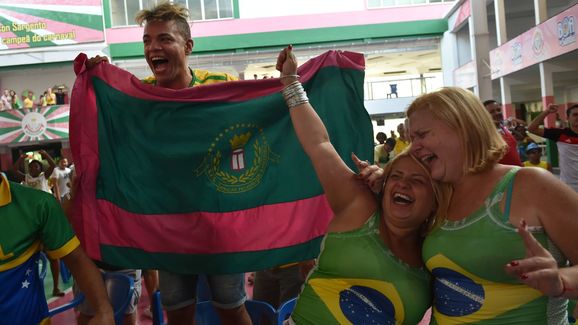 FBL-WC-2014-BRAZIL-FANS-MANGUEIRA