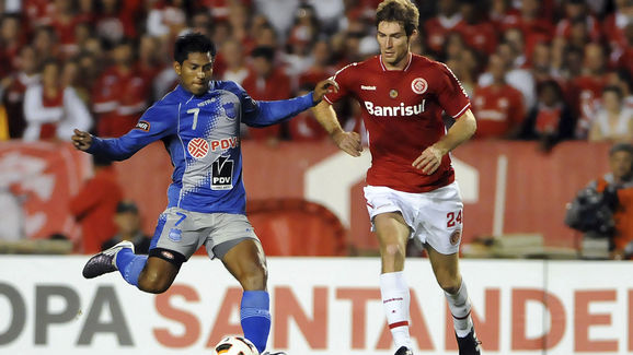 Internacional v Emelec - Santander Libertadores Cup 2011