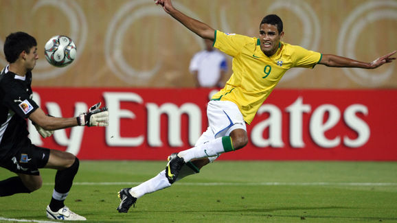 Brazilian forward Alan Kardec (9) attemp