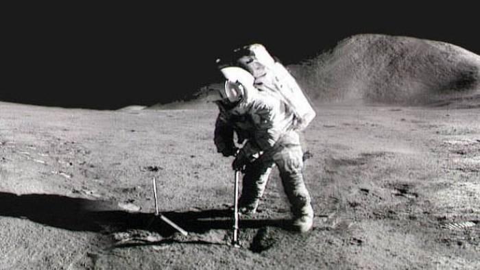 Cientistas estudam a Lua usando apenas um grão de poeira trazida com as Apollo - 1