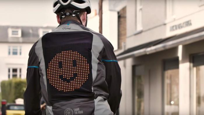 Jaqueta com LED mostra emojis e ajuda ciclistas a sinalizar direções no trânsito - 1