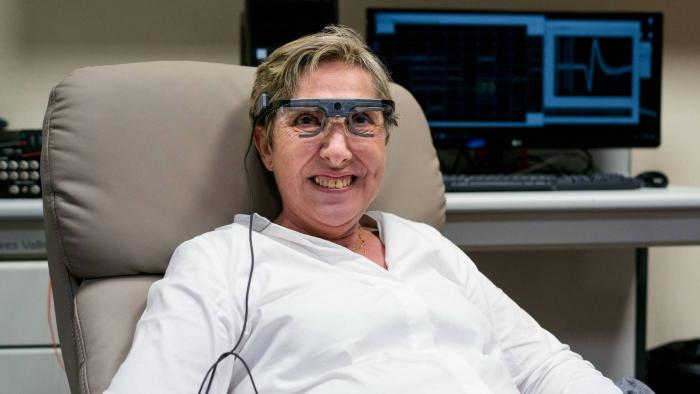 Olho biônico: implante no cérebro e headset fazem mulher cega voltar a enxergar - 1