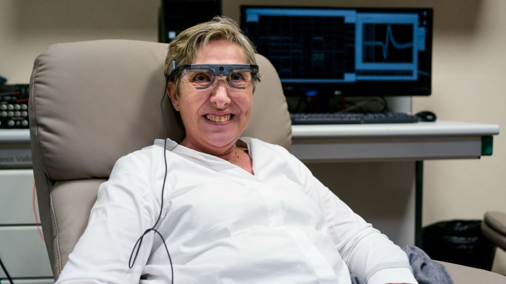 Olho biônico: implante no cérebro e headset fazem mulher cega voltar a enxergar - 3