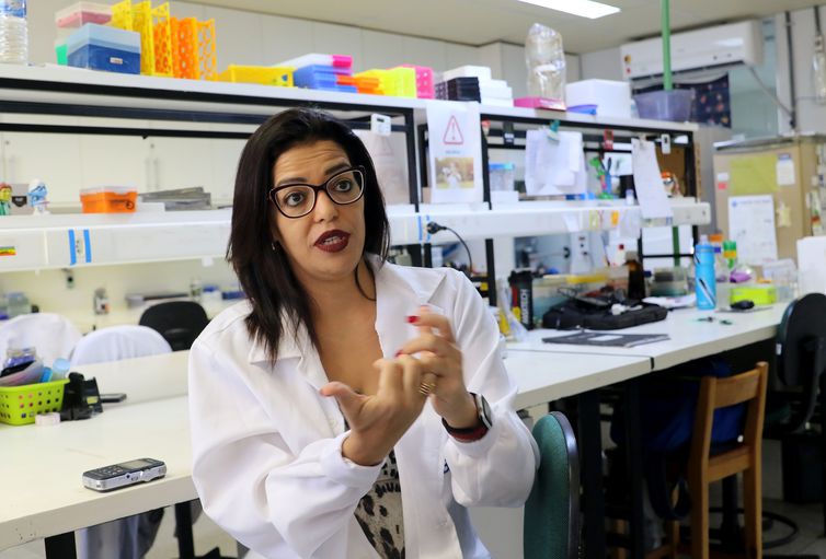 A Coordenadora do Limi Laboratório de Imunologia e Inflamação da UnB (Limi/UnB), Kelly Magalhães, fala sobre a eficácia do uso de ômega-3 no combate a inflamação dos neurônios humanos e redução da carga viral do vírus Zika
