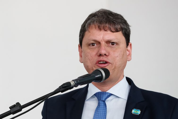 O ministro da Infraestrutura, Tarcísio Gomes de Freitas, durante cerimônia de inauguração do Aeroporto Glauber Rocha, em Vitória da Conquista (BA).