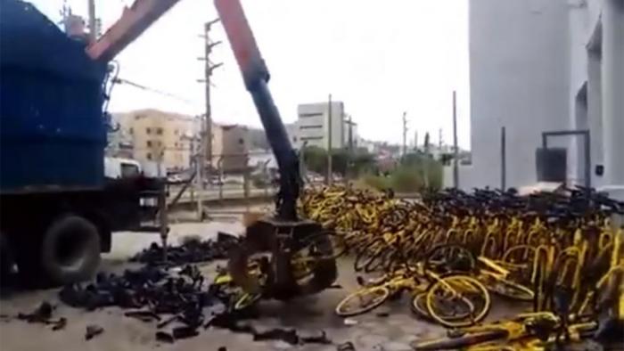 Vídeo mostra descarte de dezenas de bicicletas da Grow - 1