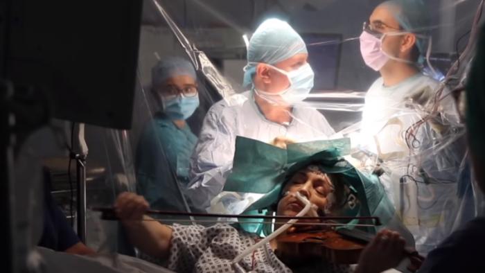 Violinista toca enquanto cirurgiões removem um tumor do seu cérebro; assista! - 1