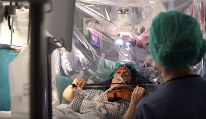 Violinista toca enquanto cirurgiões removem um tumor do seu cérebro; assista! - 2