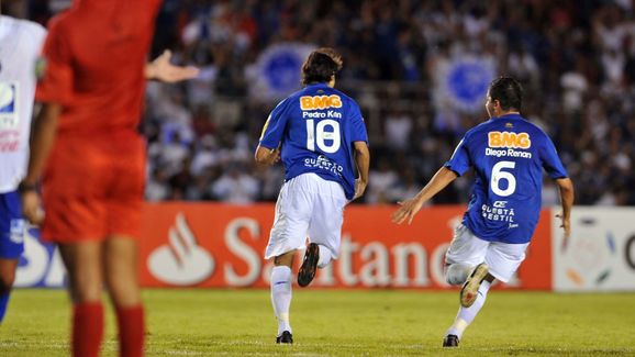 Cruzeiro v Deportivo Italia - Libertadores Cup 2010