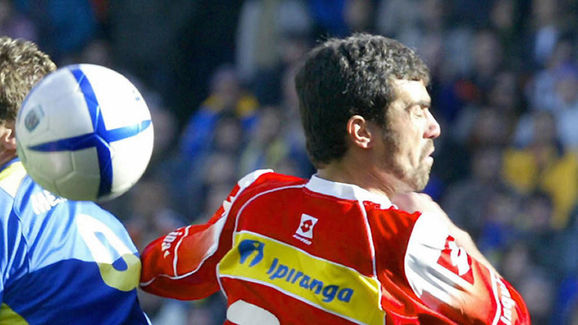 Martin Palermo (I) de Boca Juniors dispu