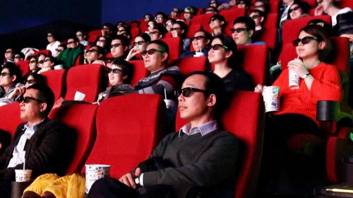 COVID-19 | Depois de reabrir salas de cinema, China decide fechá-las novamente - 1