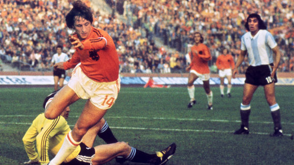 Dutch midfielder Johann Cruyff dribbles