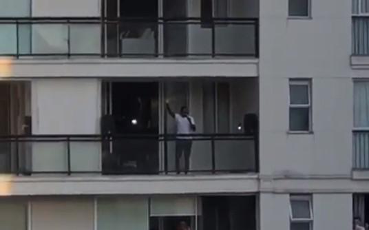 Em quarentena, Mumuzinho canta diretamente da varanda do apartamento! - 1
