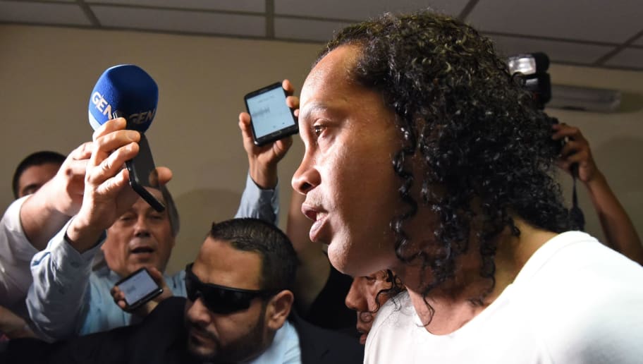 Ex-Flamengo e Corinthians visita Ronaldinho na prisão: