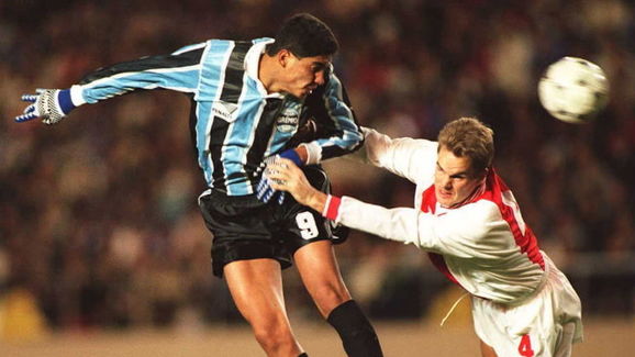 Gremio forward Jardel (L) heads the ball in the ai