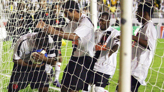 Brazilian footballer Romario (L), of Vas...