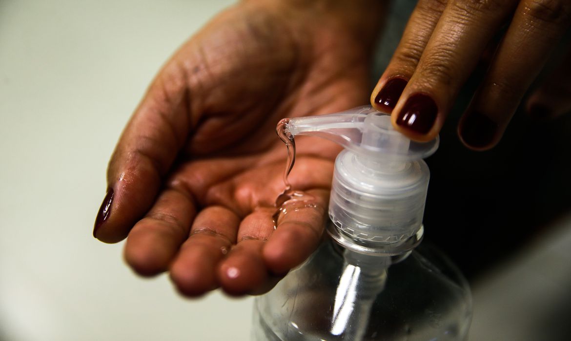 Mundo Positivo » Álcool em gel nas mãos requer cuidado ...